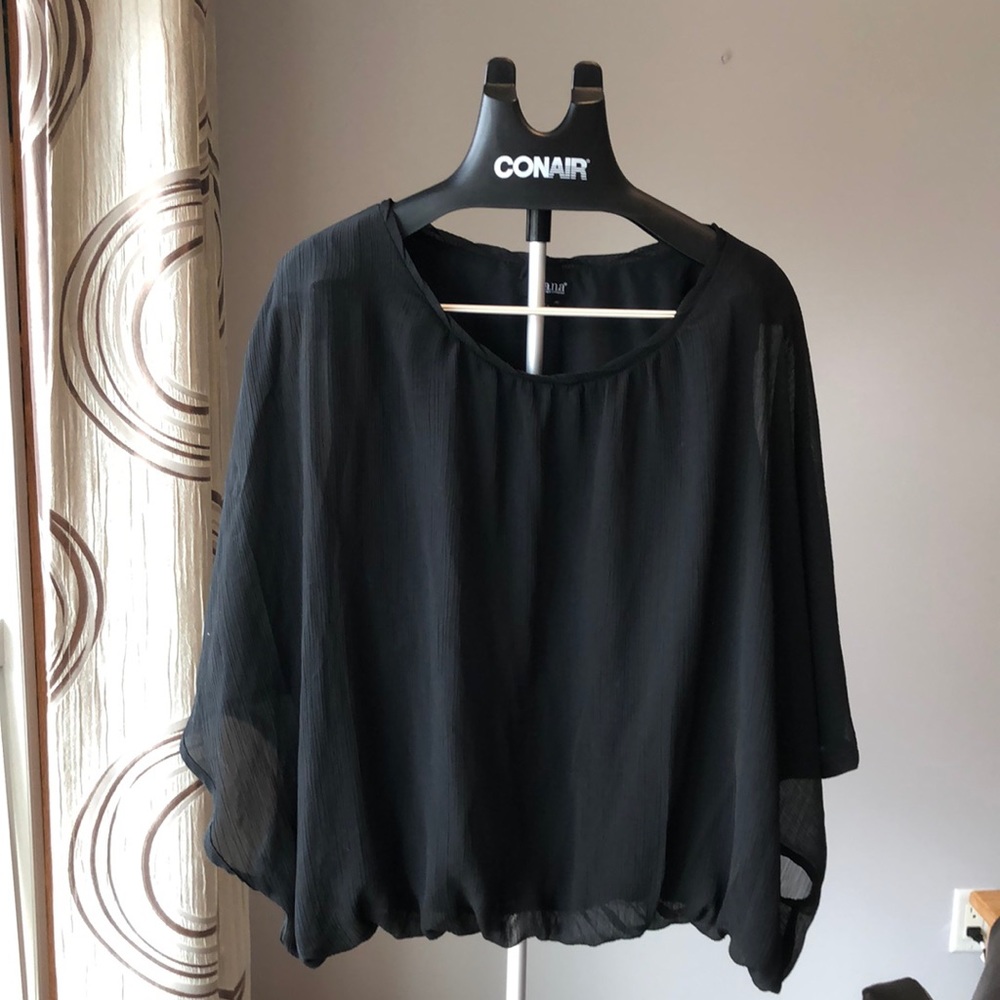 Beautiful, flattering top!  Dolman style sheet sleeves with a lined bodice.